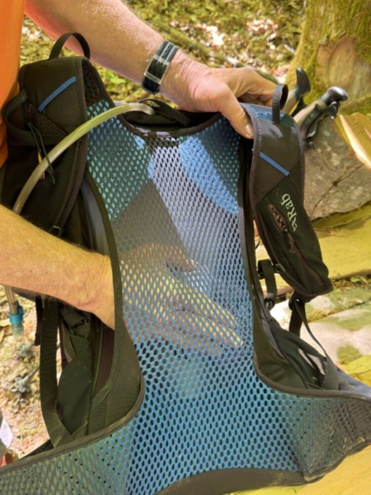 gros plan sur filet tendu du sac à dos Rab Syclon XP 30