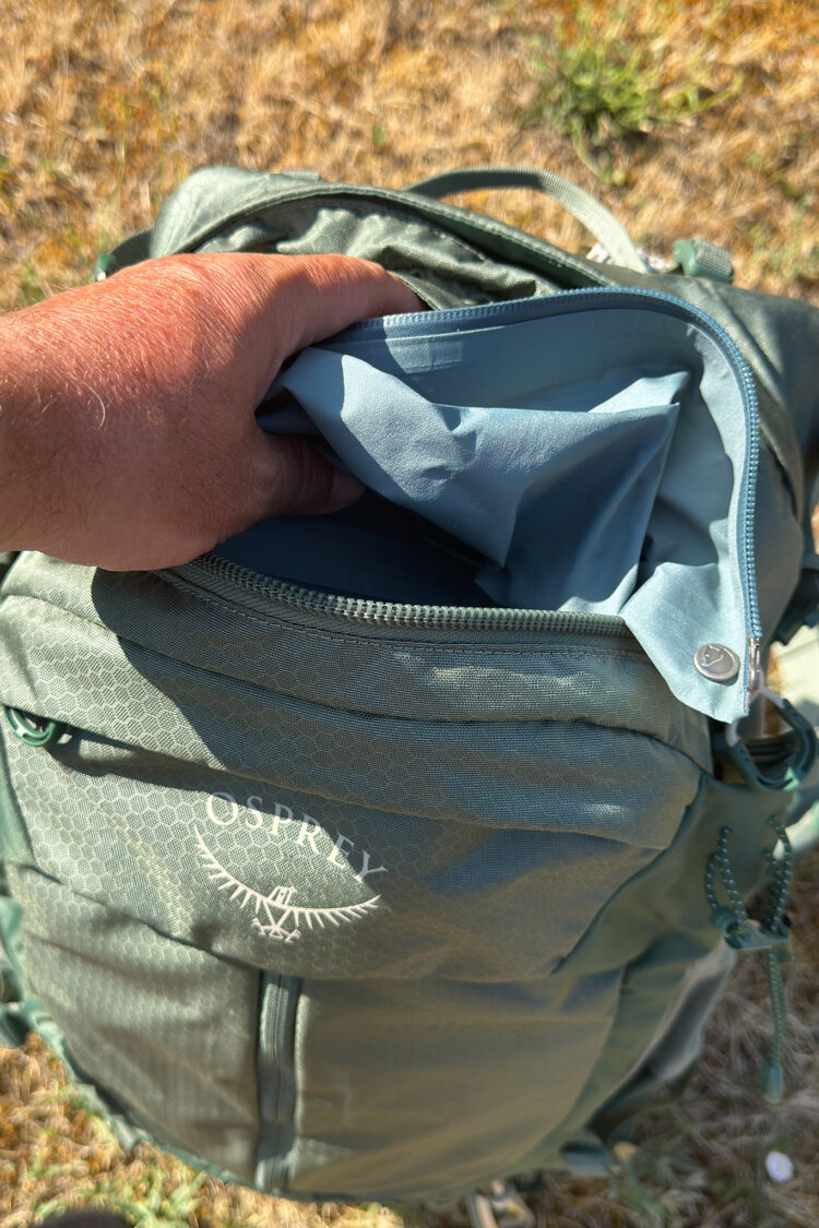 Accès par le haut du sac à dos Osprey Stratos 34