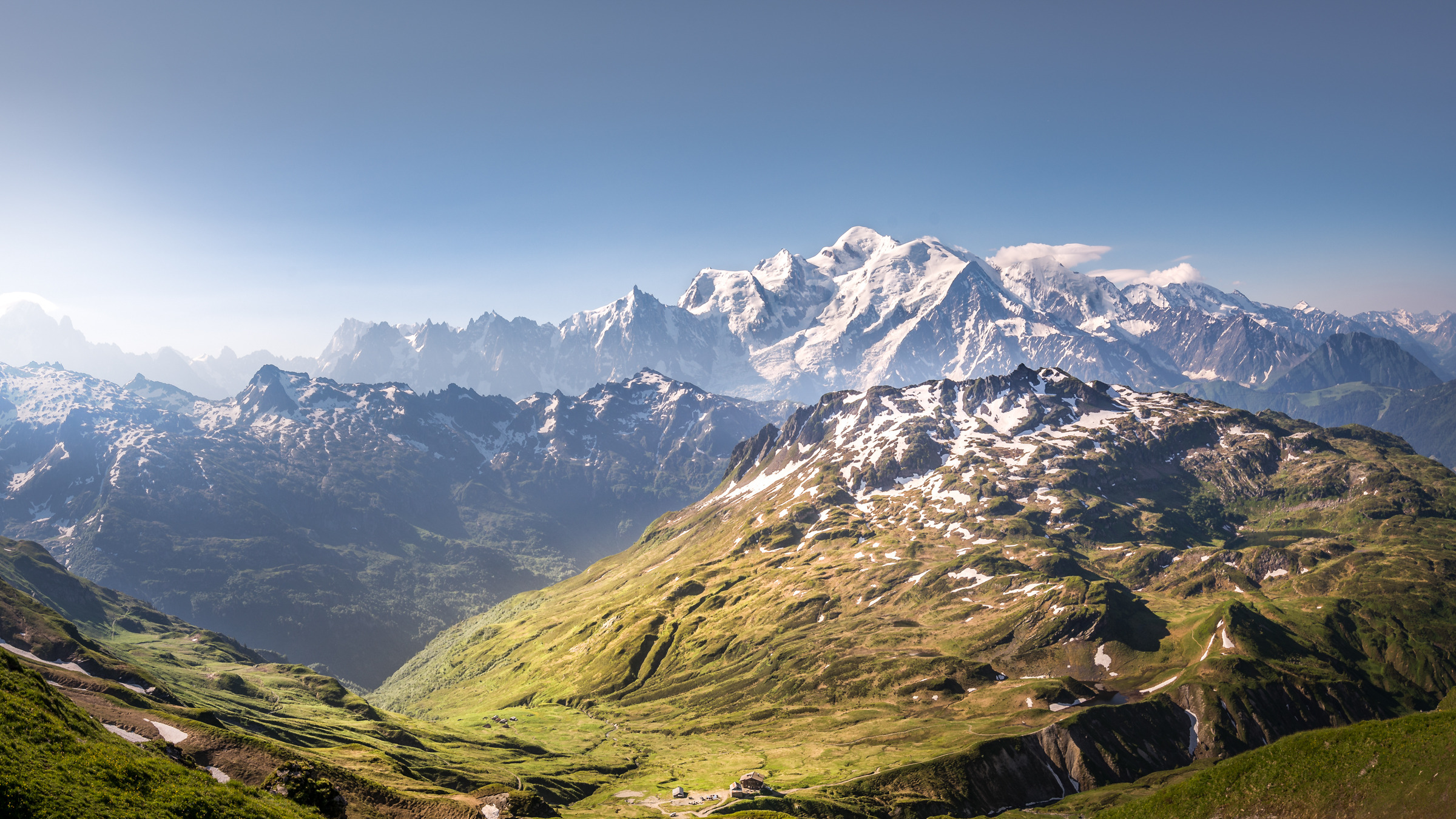 Mont-Blanc depuis le secteur de Moëde Anterne avec vallon et reliefs alpins au premier plan
