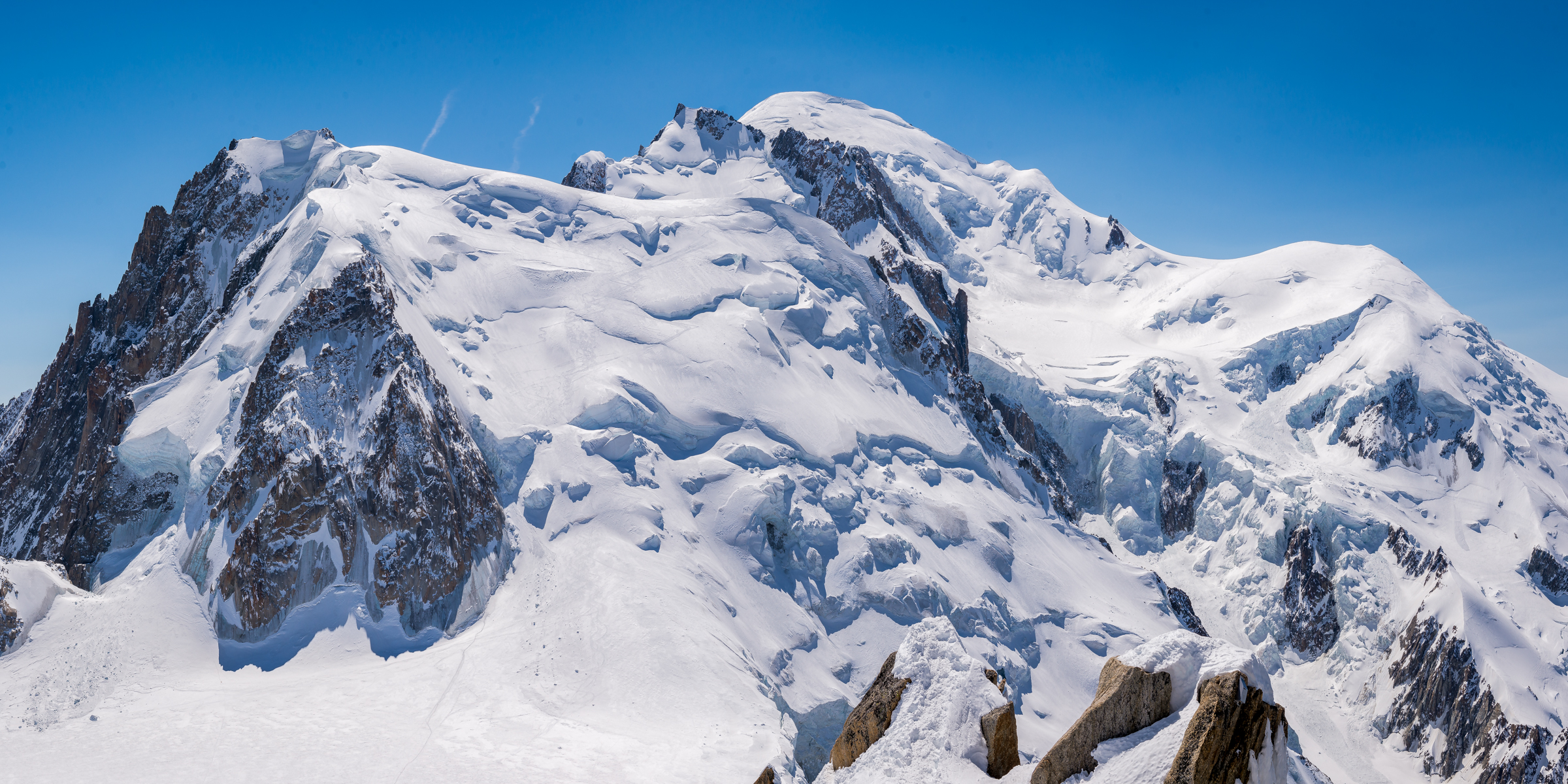 Mont-Blanc, Mont Maudit et Mont Blanc du Tacul dans un paysage glaciaire enneigé