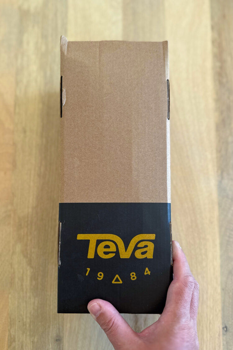 Emballage des Sandales Teva Hurricane XLT3