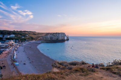 Coucher de soleil sur l'aiguille et la porte d'Aval à Etretat